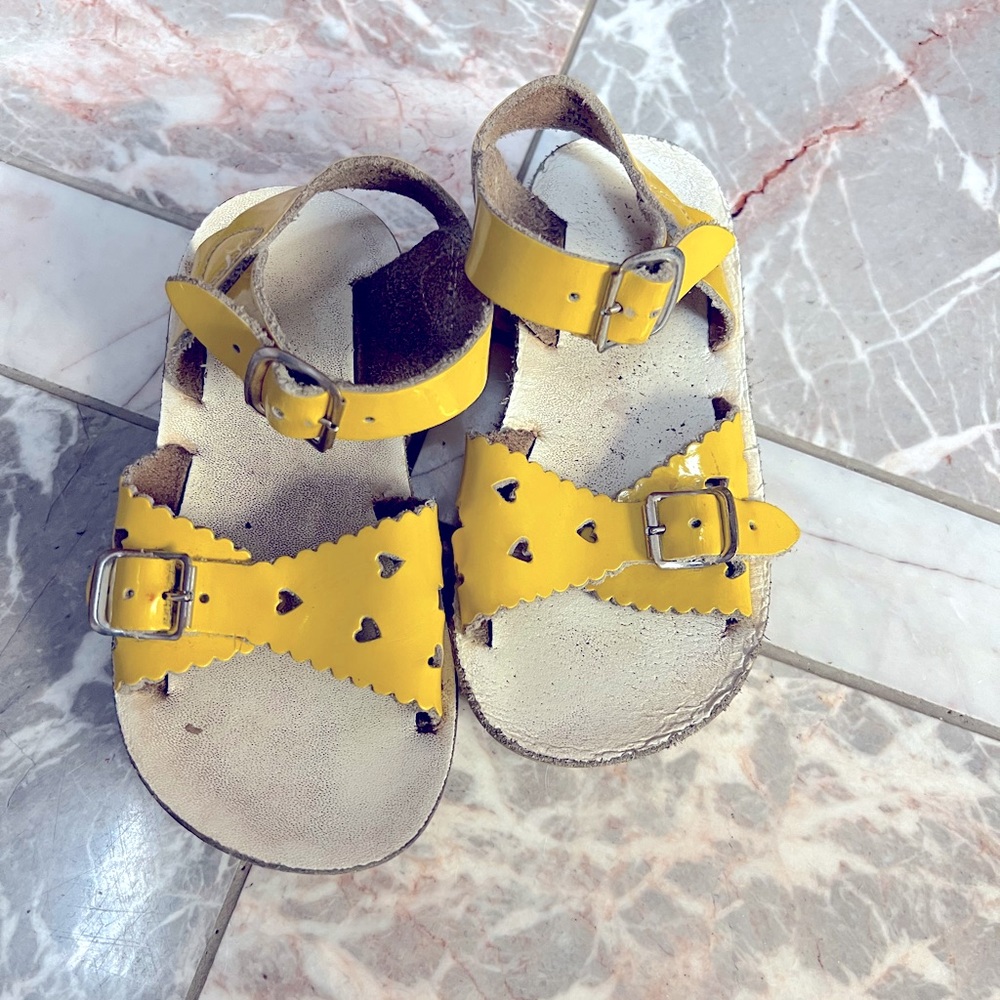 Salt Water Sun Sandals by Hoy size 7 toddler girl yellow